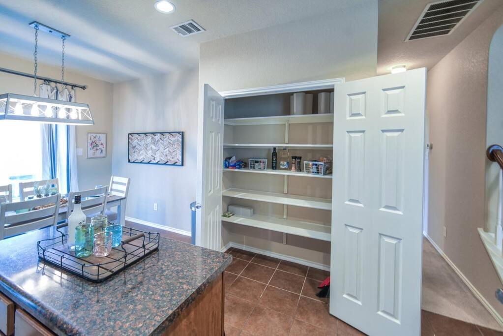 Cozy - Seaworld, Six Flags, Bmt Cup, Lackland Holiday home